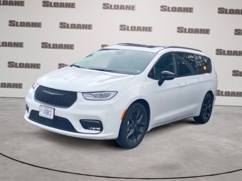 Used 2025 Chrysler Pacifica Limited FWD image 1