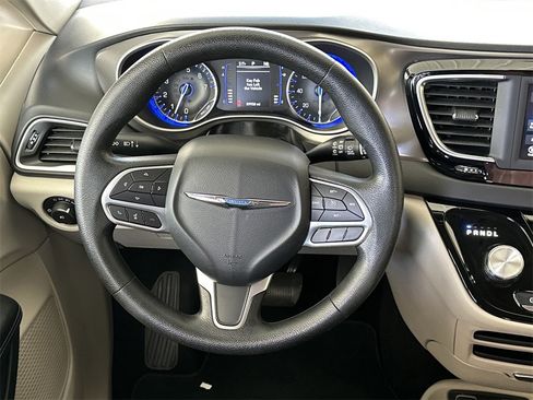Used 2020 Chrysler Pacifica Touring image 16