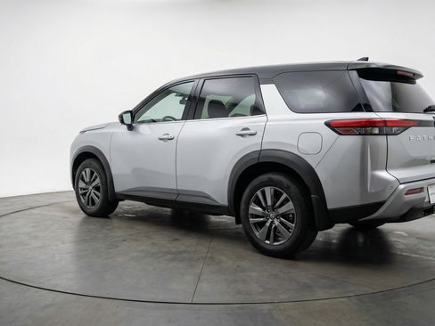 Used 2025 Nissan Pathfinder SV image 6