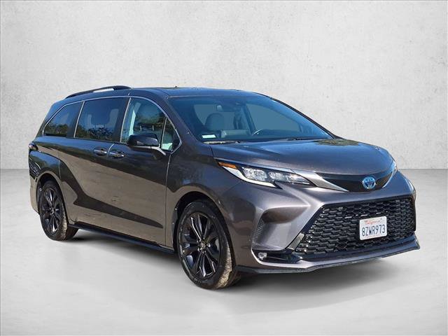 Used 2022 Toyota Sienna XSE w/ XSE Plus Package FWD image 3