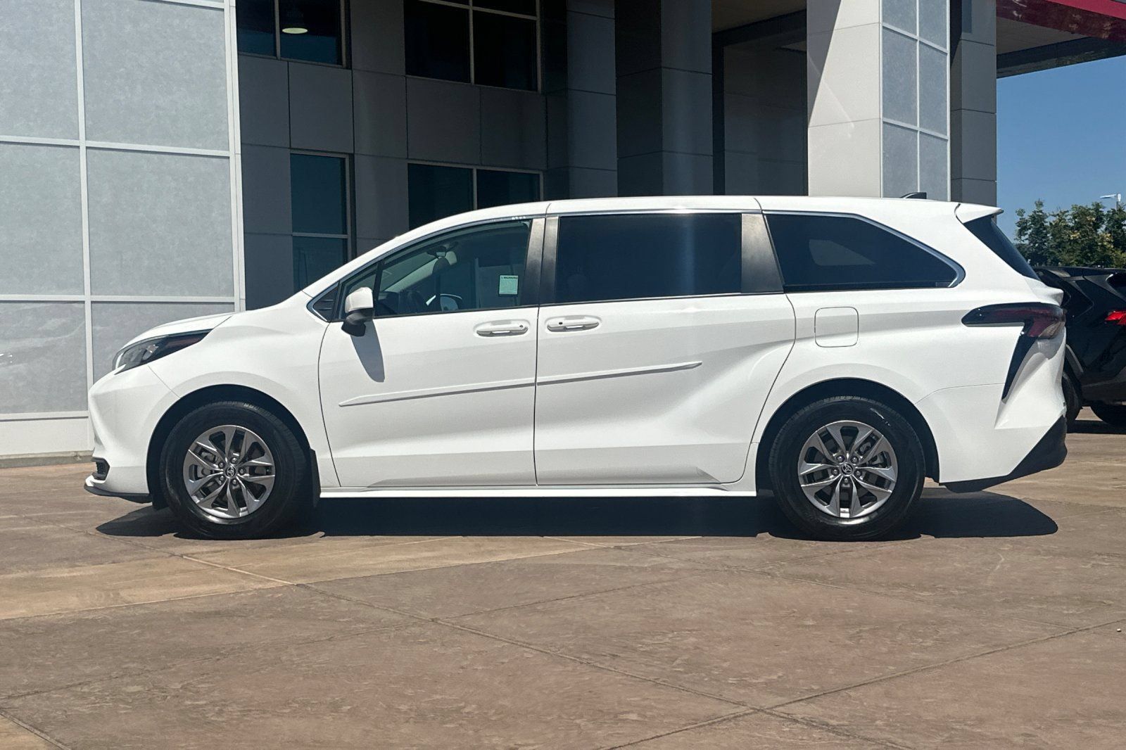 Certified 2024 Toyota Sienna LE AWD/4WD image 8