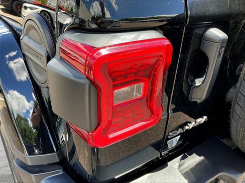 Used 2025 Jeep Wrangler Unlimited Sahara AWD/4WD image 23
