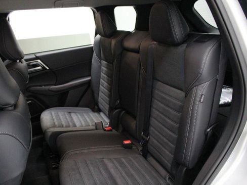 New 2025 Mitsubishi Outlander SE image 24