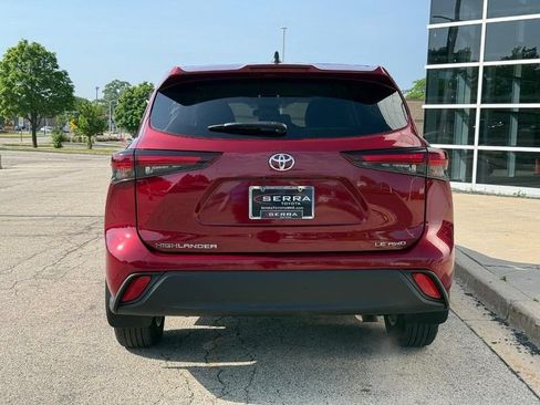 Used 2024 Toyota Highlander LE AWD/4WD image 4