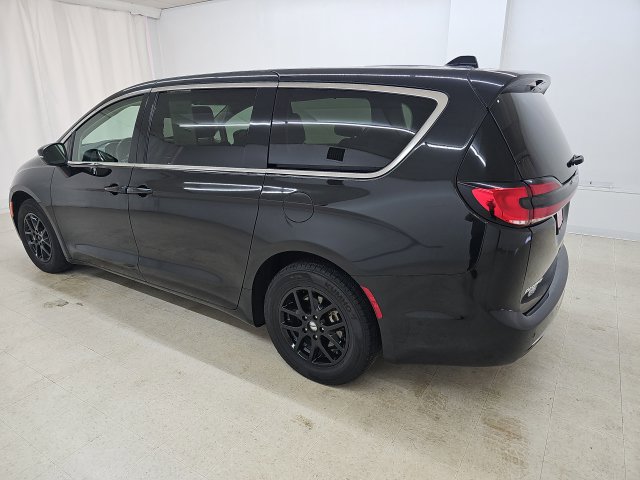 Used 2023 Chrysler Pacifica Touring-L FWD image 25