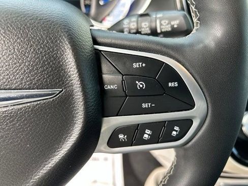 Used 2024 Chrysler Pacifica Limited FWD image 17