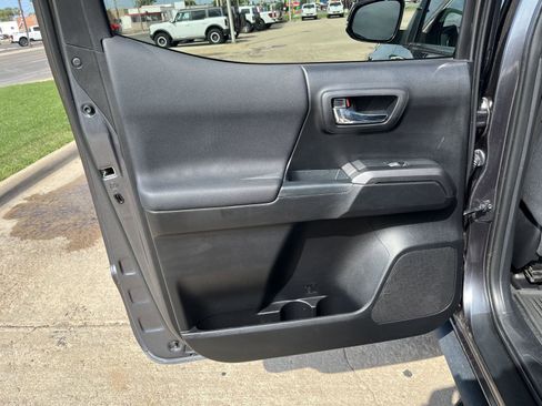 Used 2021 Toyota Tacoma TRD Off-Road image 11