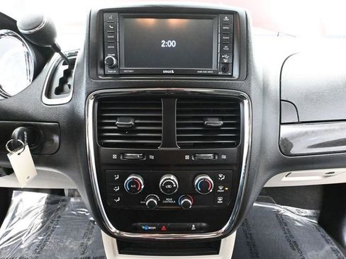 Used 2020 Dodge Grand Caravan SE w/ UConnect Hands-Free Group image 27