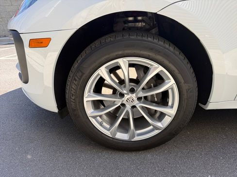 Certified 2025 Porsche Macan image 11