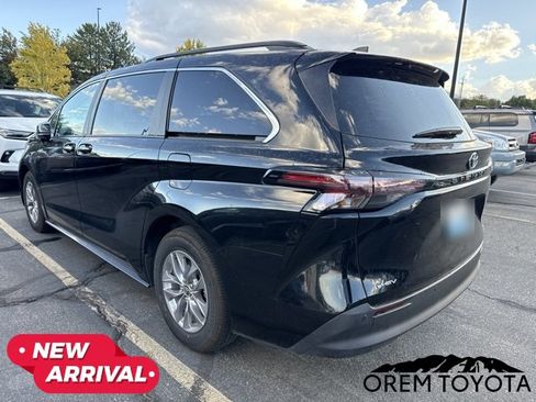 Used 2026 Toyota Sienna XLE FWD image 9