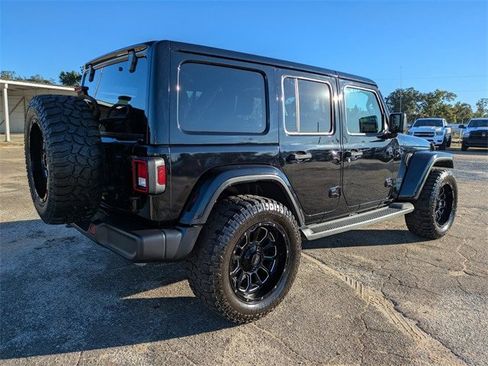 Used 2022 Jeep Wrangler Unlimited Sahara image 4