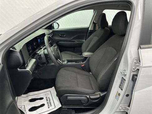 Used 2024 Hyundai Kona SE image 9