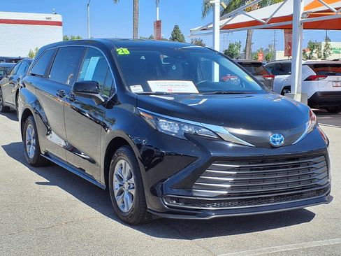 Certified 2025 Toyota Sienna LE FWD image 3