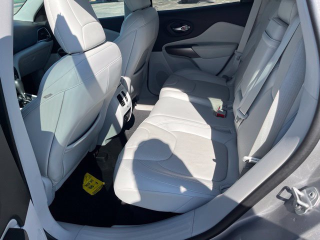 Used 2019 Jeep Cherokee Limited w/ Luxury Group FWD image 7