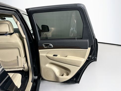 Used 2018 Jeep Grand Cherokee Laredo RWD image 27