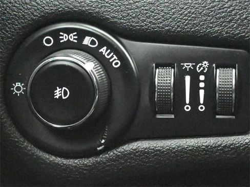 Used 2020 Jeep Cherokee Limited image 30