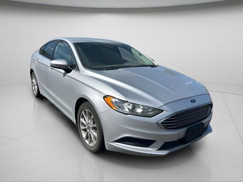 Used 2017 Ford Fusion SE w/ Fusion SE Technology Package FWD image 3