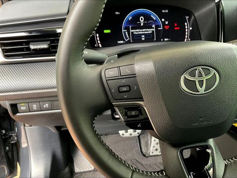 Used 2025 Toyota Camry SE w/ Convenience Package FWD image 11