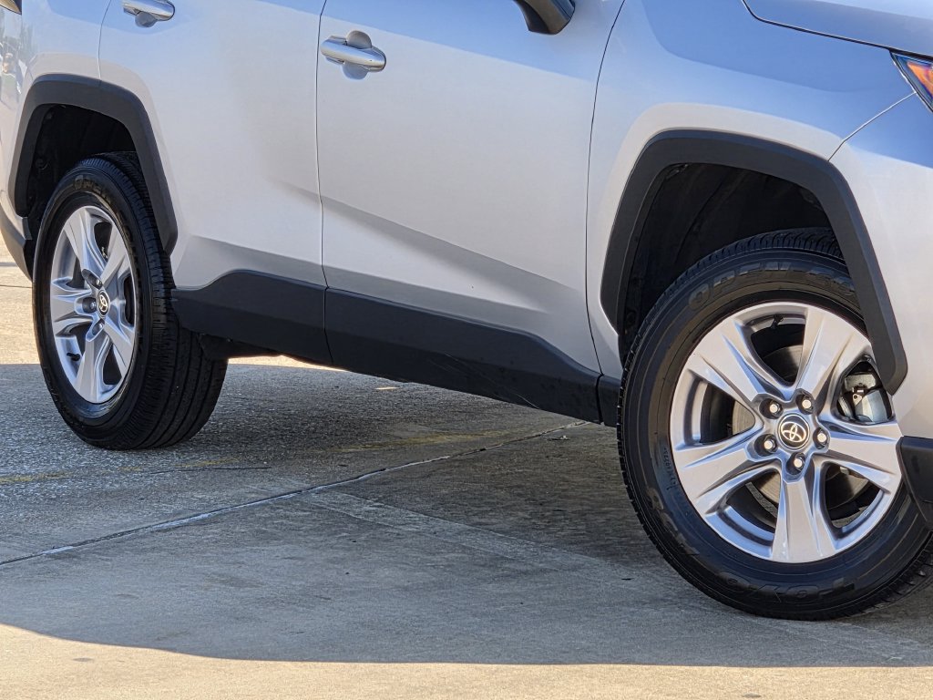 Used 2025 Toyota RAV4 XLE FWD image 12