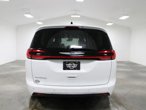 Used 2024 Chrysler Pacifica Touring-L image 8