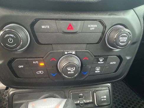 Used 2018 Jeep Renegade Latitude w/ Cold Weather Group AWD/4WD image 16