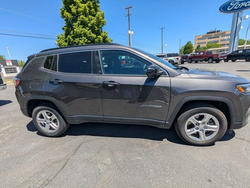 Used 2024 Jeep Compass Latitude AWD/4WD image 2