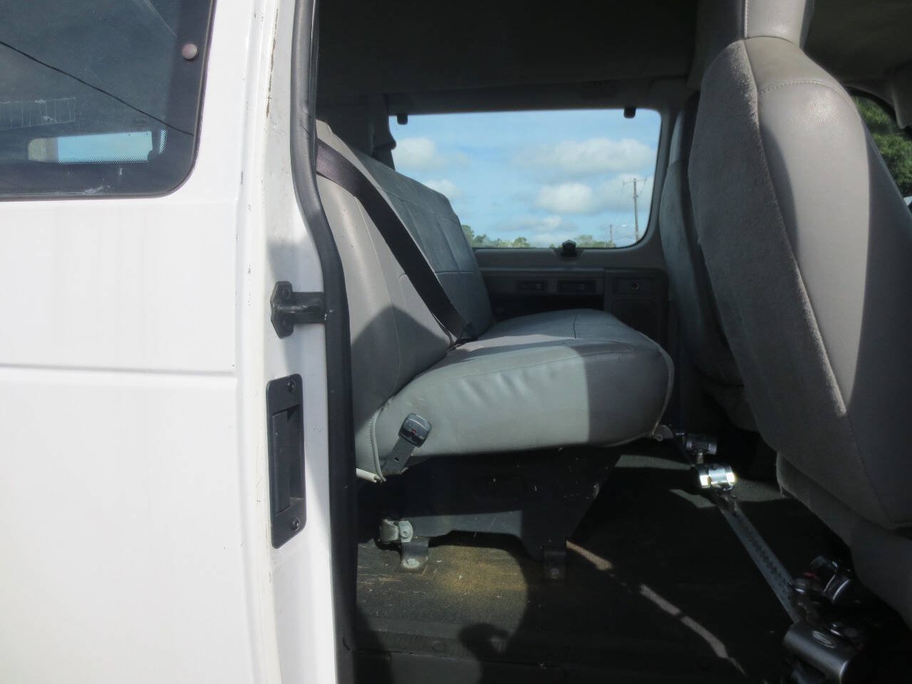 Used 2010 Ford E-350 and Econoline 350 XL RWD image 8