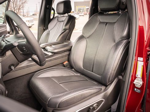 Used 2024 Jeep Wagoneer Series II w/ Flexible Seating Group image 11