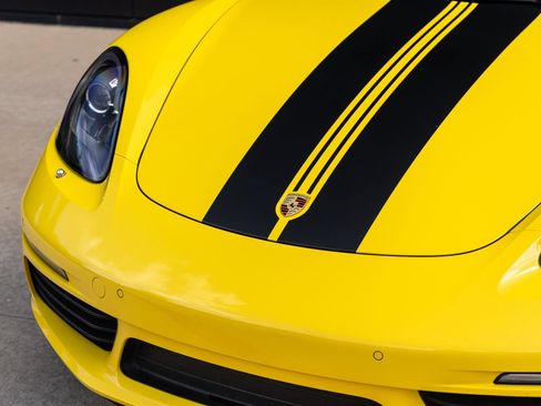 Certified 2019 Porsche 718 Cayman RWD image 17