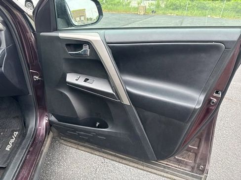 Used 2018 Toyota RAV4 XLE AWD/4WD image 19