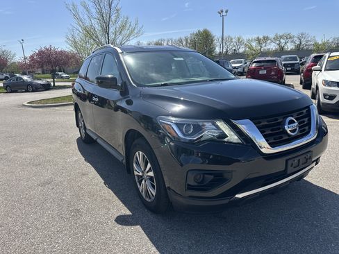 Used 2019 Nissan Pathfinder S image 2