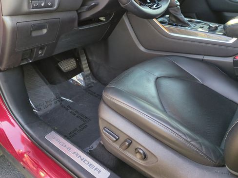 Used 2022 Toyota Highlander Limited image 16