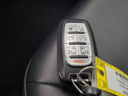 Used 2023 Chrysler Pacifica Touring-L FWD image 27