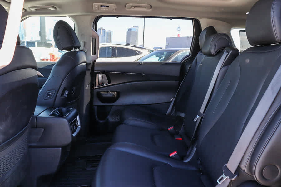Used 2025 Kia Carnival SX w/ SX Dark Edition Package FWD image 17