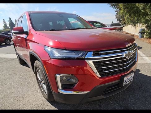 Used 2023 Chevrolet Traverse LT image 3