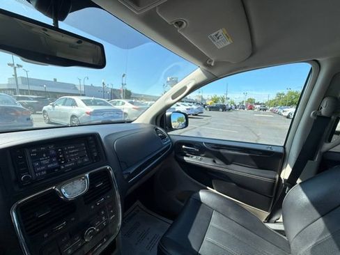 Used 2014 Chrysler Town & Country Touring-L w/ Driver Convenience Group FWD image 39
