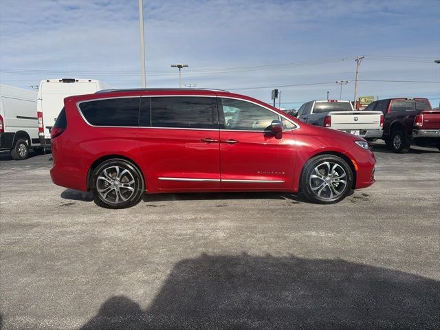 Used 2024 Chrysler Pacifica Pinnacle FWD image 6
