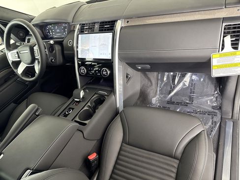 Certified 2025 Land Rover Discovery Metropolitan Edition image 36