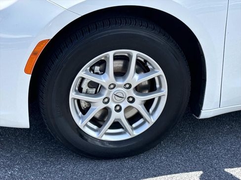 Used 2023 Chrysler Pacifica Touring-L FWD image 7