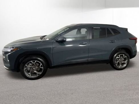 Used 2025 Chevrolet Trax LT w/ LT Convenience Package image 5