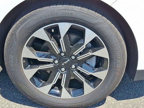 Used 2024 Kia Carnival EX FWD image 9