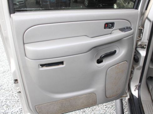 Used 2005 Chevrolet Suburban Z71 w/ Preferred Equipment Group image 26