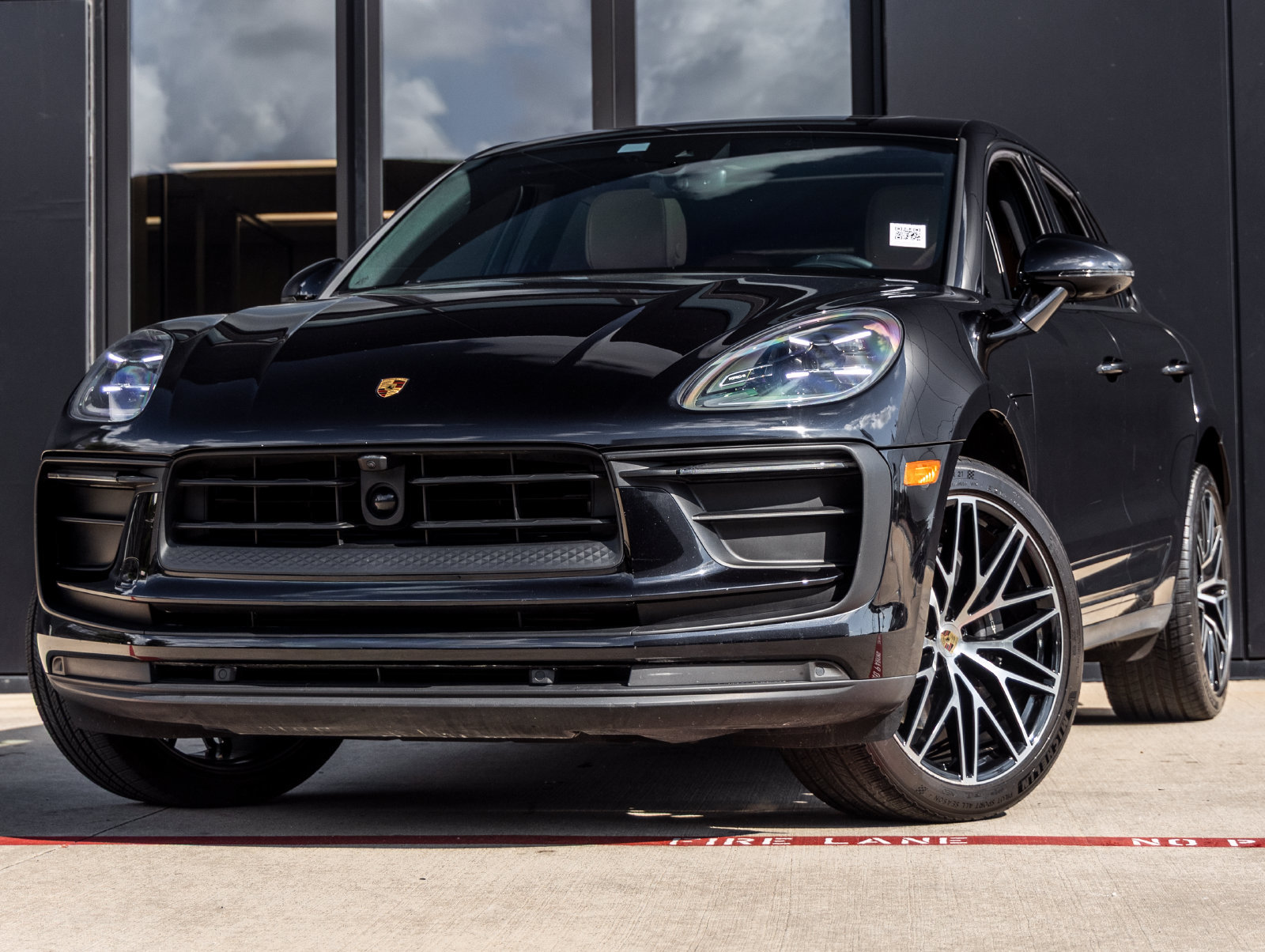 Certified 2024 Porsche Macan AWD/4WD image 1