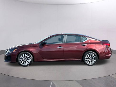 Used 2025 Nissan Altima 2.5 SV FWD image 2
