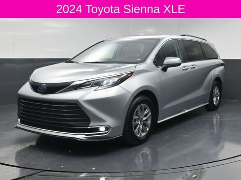 Used 2024 Toyota Sienna XLE image 2