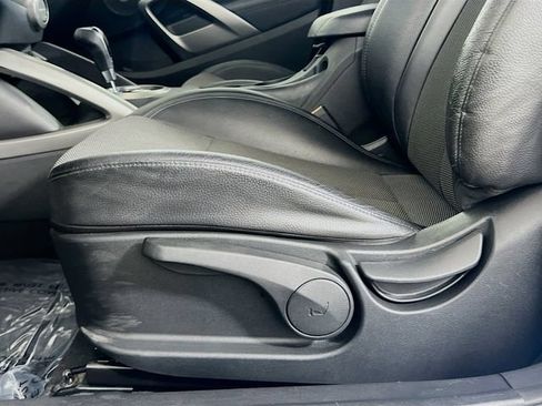 Used 2016 Hyundai Veloster w/ Option Group 02 FWD image 19