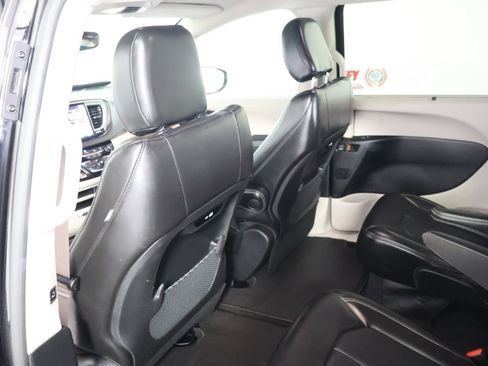Used 2024 Chrysler Pacifica Touring-L FWD image 41
