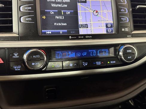 Used 2018 Toyota Highlander XLE AWD/4WD image 25
