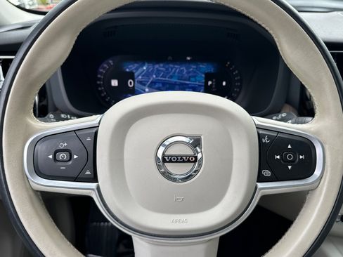 Used 2022 Volvo XC60 B5 Momentum w/ Advanced Package AWD/4WD image 10