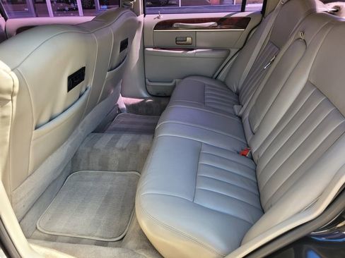 Used 2003 Lincoln Town Car Executive image 36